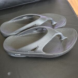 OOFOS Black Comfort Sandals Used good condition.